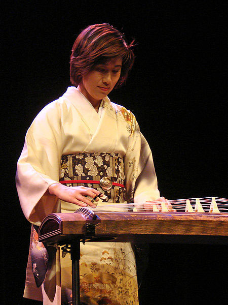 Mieko Miyazaki playing koto (image)
