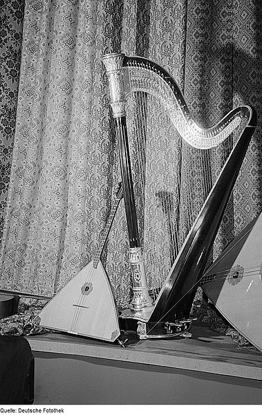 Two balalaikas and a harp (image)
