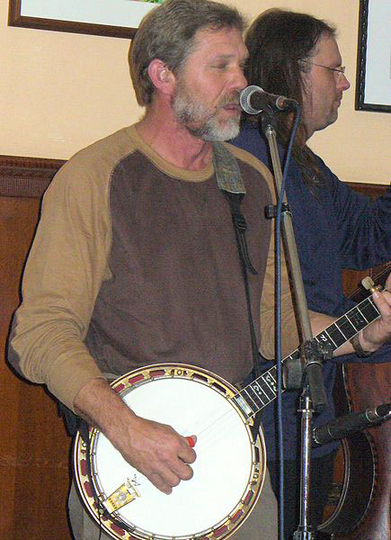 Will Lee playing banjo (image)