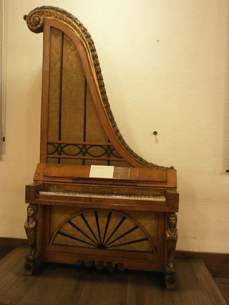 Giraffe piano of the 19th century (image)