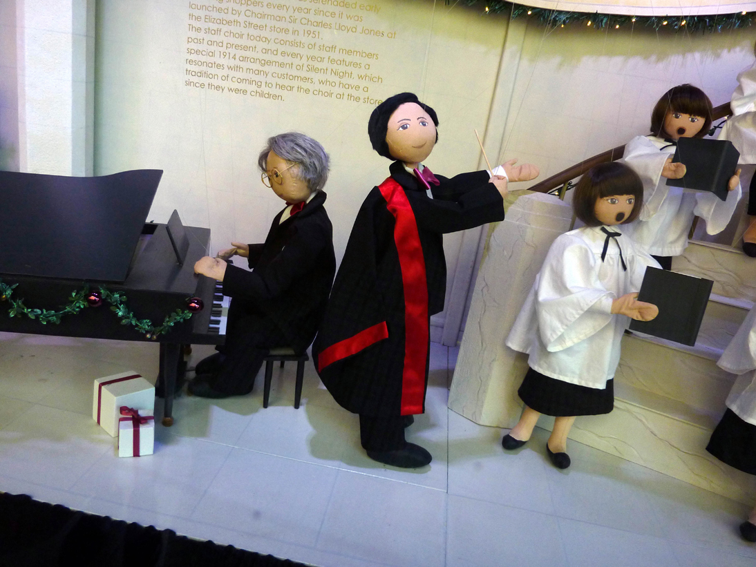 Piano and choir in diorama (image)