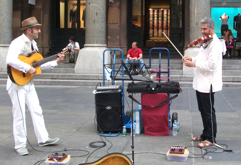 Guitarist and violinist from the Balkan Duo (image)