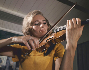 Stradivarius violin played by Swiss violinist (image)