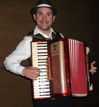 Accordion player (image)